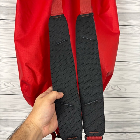 ARC’TERYX CARRIER DUFFEL 55L TRAVEL BAG WATERPROOF RED LIGHTWEIGHT PACKABLE - Picture 15 of 16